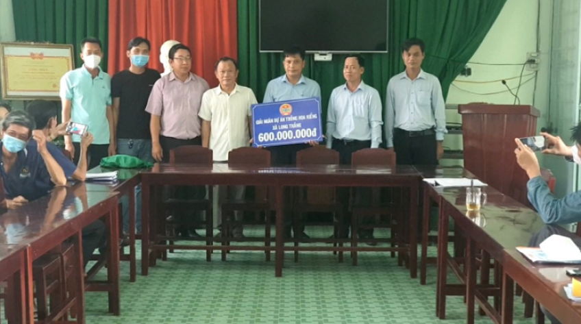 Giải ngân Dự án Trồng hoa kiểng cho nông dân xã Long Thắng, Lai Vung
