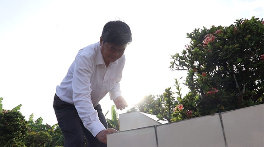 Viếng liệt sĩ là cán bộ tuyến huấn