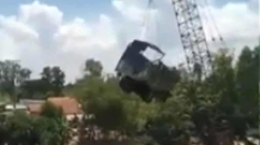 Khắc phục cầu Tân Nghĩa: Cần cẩu đổ sập khi đưa xe tải lên khỏi mặt nước