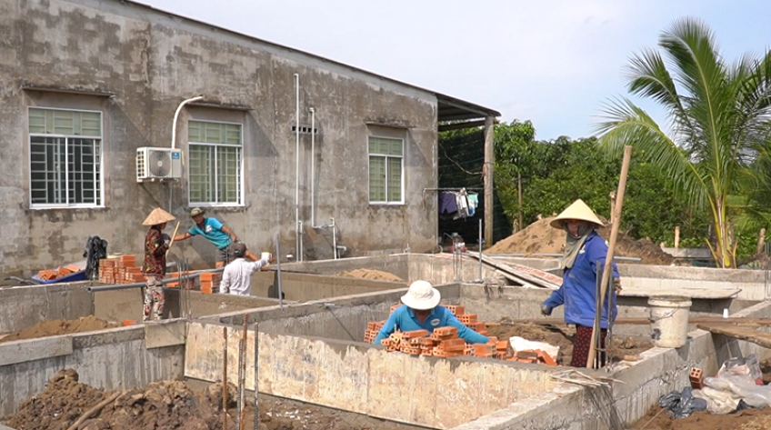 Người dân di dời nhà ở để giao mặt bằng cho cao tốc Cao Lãnh - An Hữu