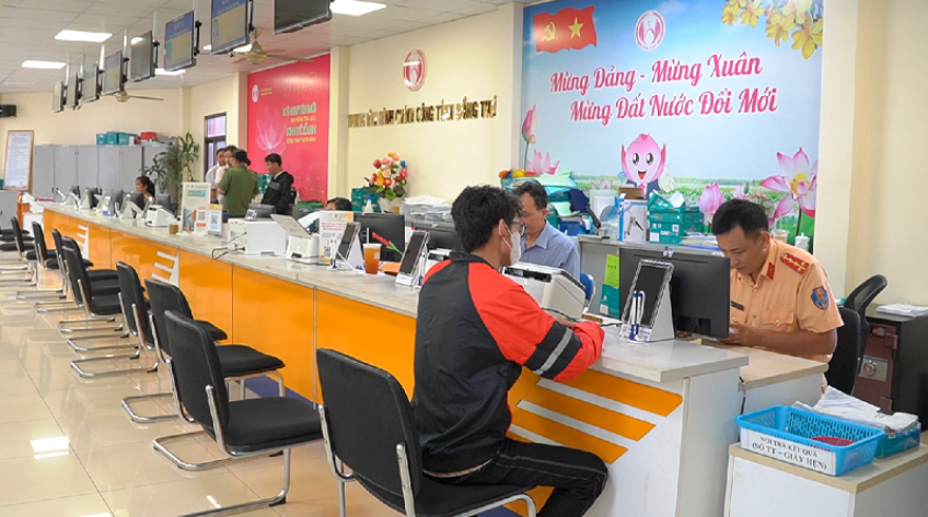 Ngày đầu CSGT Đồng Tháp tiếp nhận cấp đổi GPLX