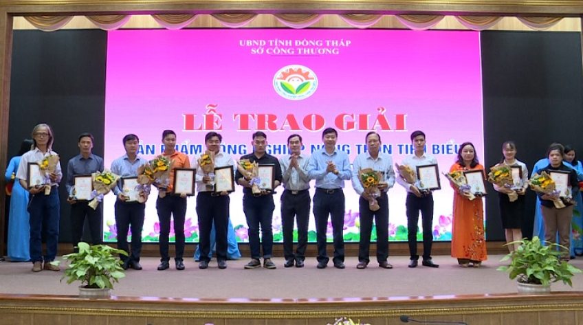 Trao chứng nhận 10 sản phẩm CNNT tiêu biểu cấp khu vực, 30 sản phẩm cấp tỉnh