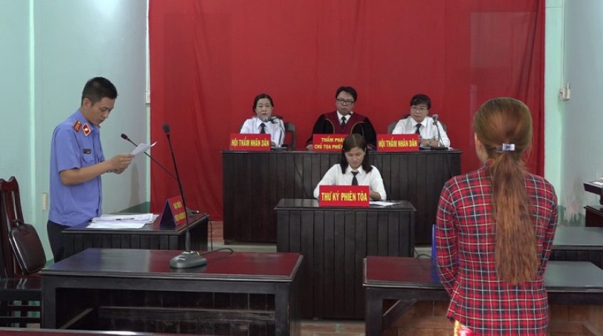 Mua trái cây, trộm luôn tiền của chủ sạp