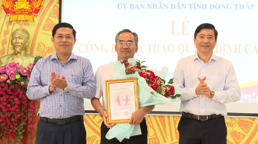 Trao quyết định cán bộ đối với UBND huyện Tân Hồng