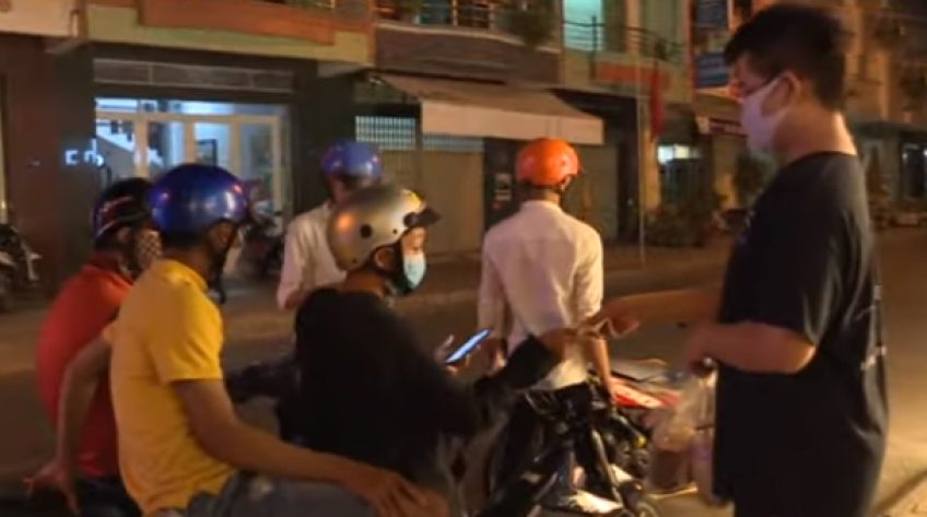 Hàng quán xoay sở để né dịch