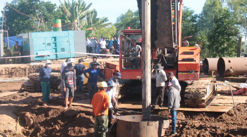Nhiều khó khăn trong cứu hộ bé trai gặp nạn ở huyện Thanh Bình