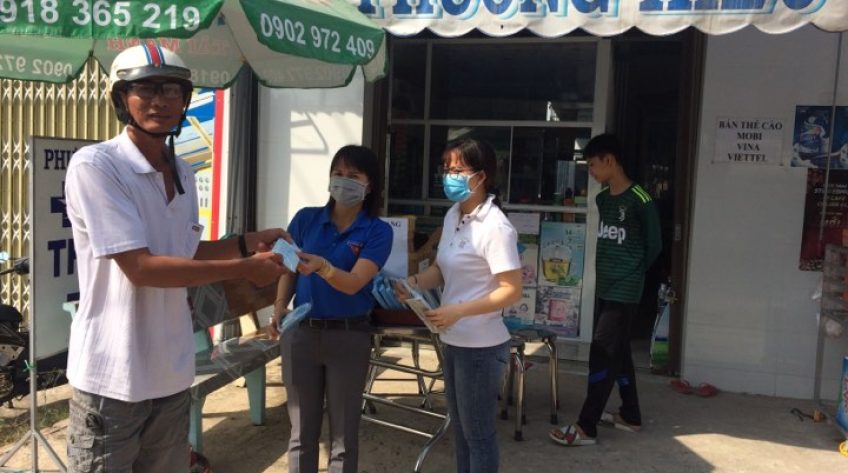 Nhiều nhà thuốc phát khẩu trang y tế miễn phí