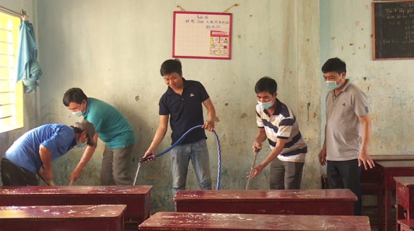 Tháp  Mười: Tiến hành vệ sinh, phun xịt hóa chất trường học, doanh nghiệp