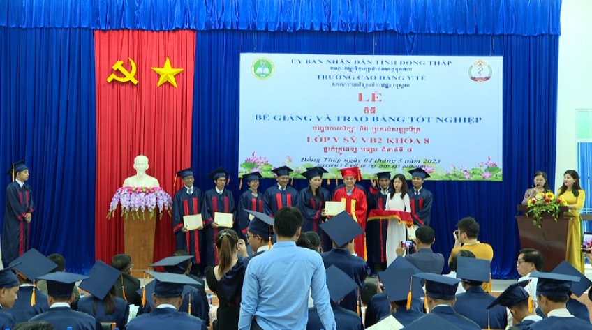 82 học sinh Campuchia tốt nghiệp ngành y hệ trung cấp tại Đồng Tháp