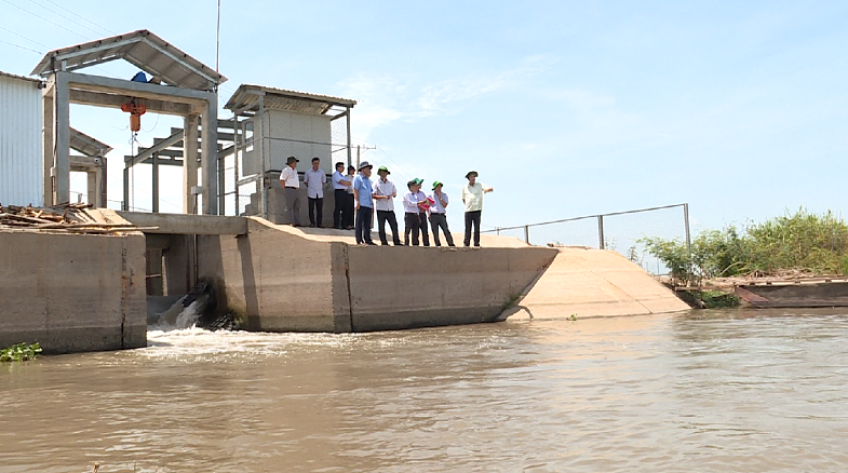 Kiểm tra công trình bơm tưới vùng biên giới