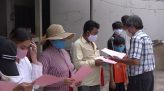 Phụ nữ Thường Phước 1 cùng bộ đội biên phòng phát khẩu trang cho người dân