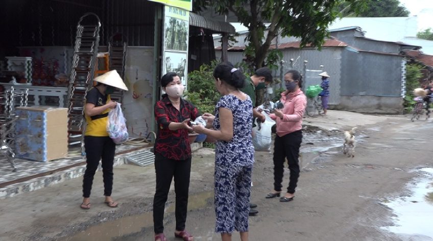 Phụ nữ Thường Phước 1 cùng bộ đội biên phòng phát khẩu trang cho người dân
