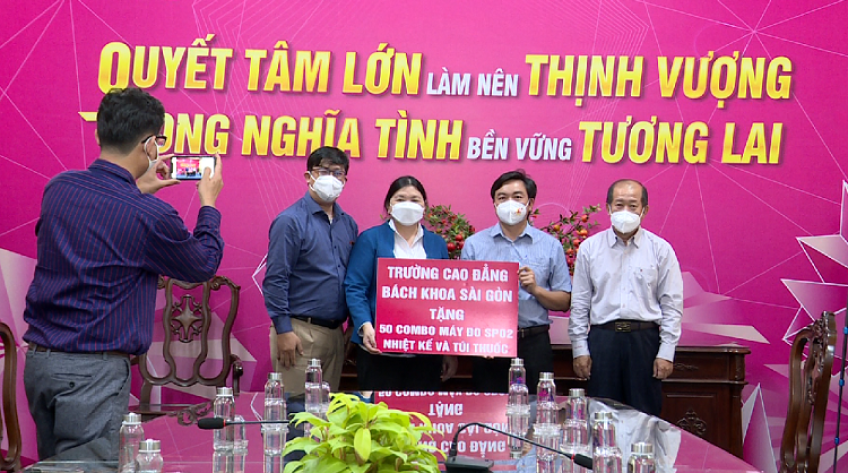 Tiếp nhận 150 máy đo SpO2 và nhiều túi thuốc điều trị F0 tại nhà