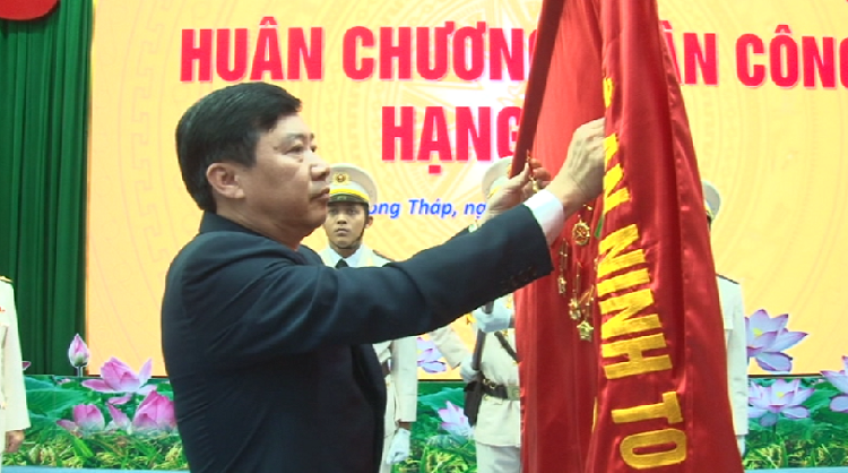 Công an tỉnh Đồng Tháp nhận Huân chương Quân công hạng Nhất