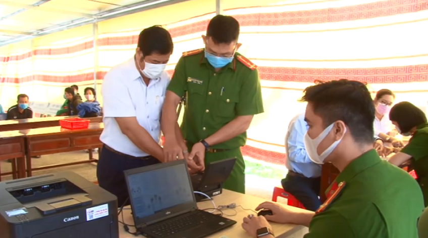 Công an các huyện, thành phố ra quân cấp căn cước công dân