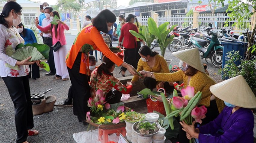 Kỷ niệm Ngày quốc tế Phụ nữ, chị em xã Ba Sao tổ chức phiên chợ lá