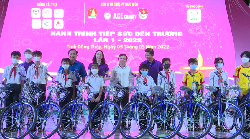 Trao 300 xe đạp cho học sinh nghèo hiếu học