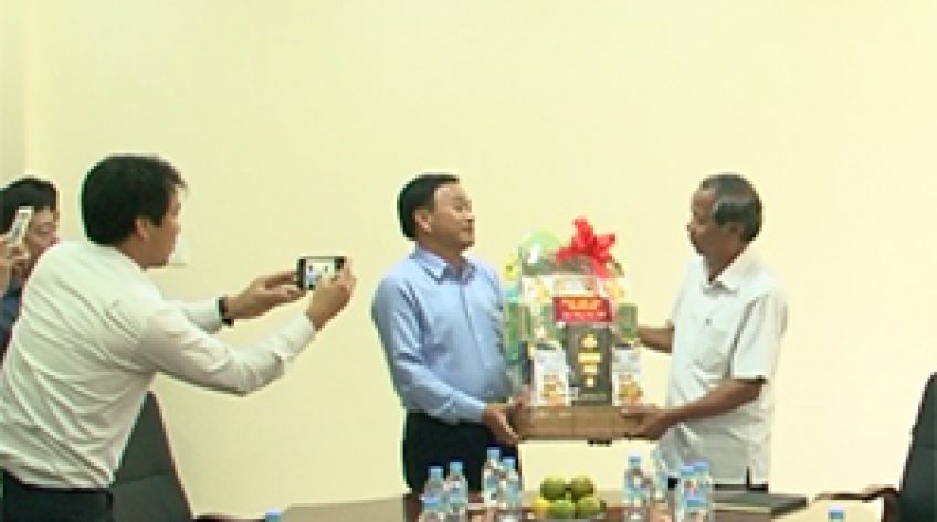 Chủ tịch UBND tỉnh Đồng Tháp thăm Tổng Lãnh sự quán Việt Nam tại Battambang