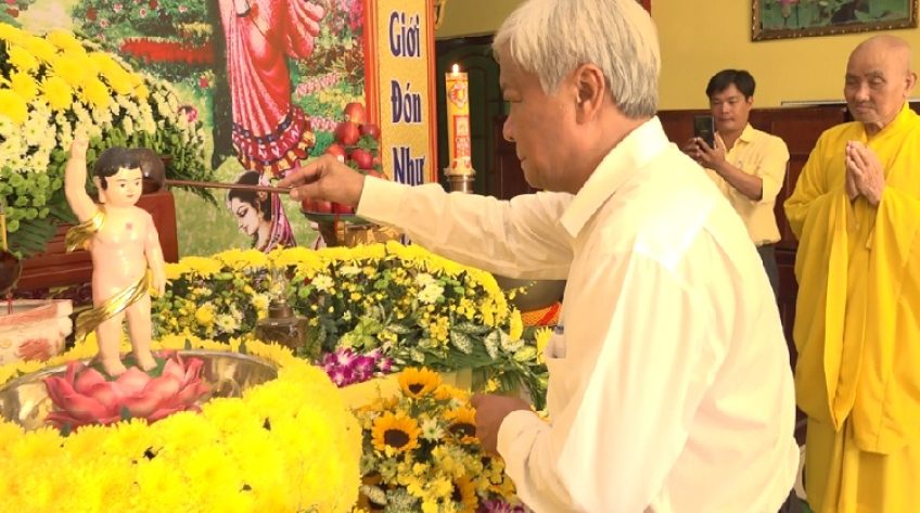 Lãnh đạo tỉnh Đồng Tháp chúc mừng Đại lễ Phật Đản