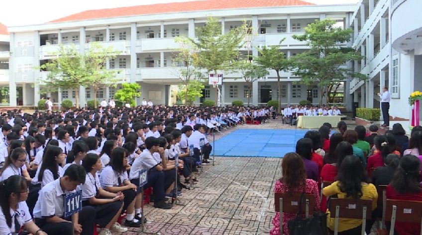 Học sinh trường chuyên háo hức trong ngày khai giảng năm học mới