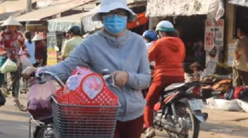 Người dân tự giác đeo khẩu trang ngừa dịch bệnh