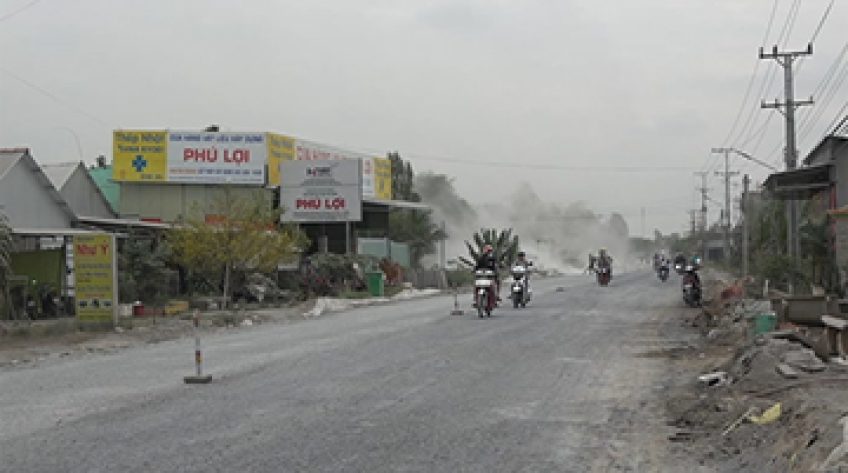 Dọn dẹp vệ sinh khu vực thi công QL 30 trước Tết