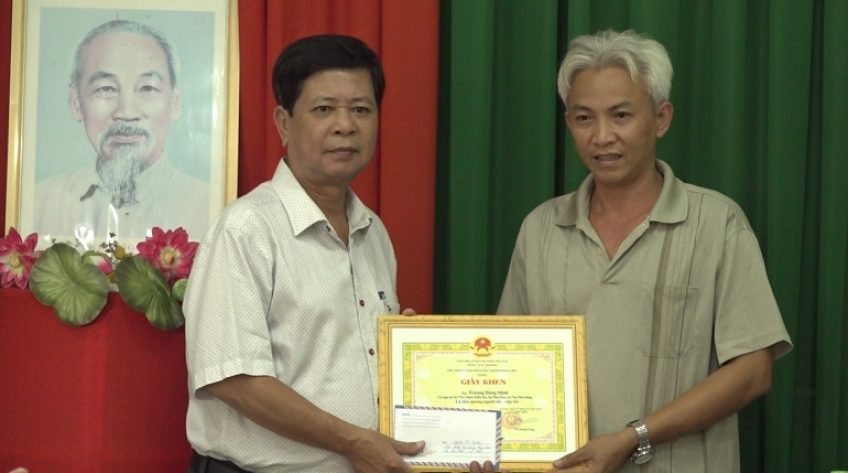 Tuyên dương người đàn ông nghèo khó tự nguyện vớt rác, làm sạch kênh