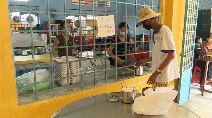 Sa Đéc: Bếp ăn hỗ trợ người bán vé số vẫn đỏ lửa