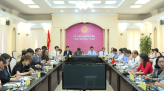 Công an phá tổ ong vò vẽ đóng tại trụ đèn giao thông