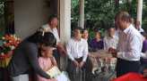 Công an phá tổ ong vò vẽ đóng tại trụ đèn giao thông
