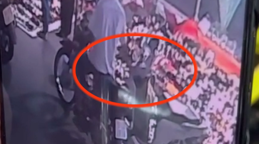 Điện thoại để quên trên xe, trong nháy mắt đã vào tay kẻ gian