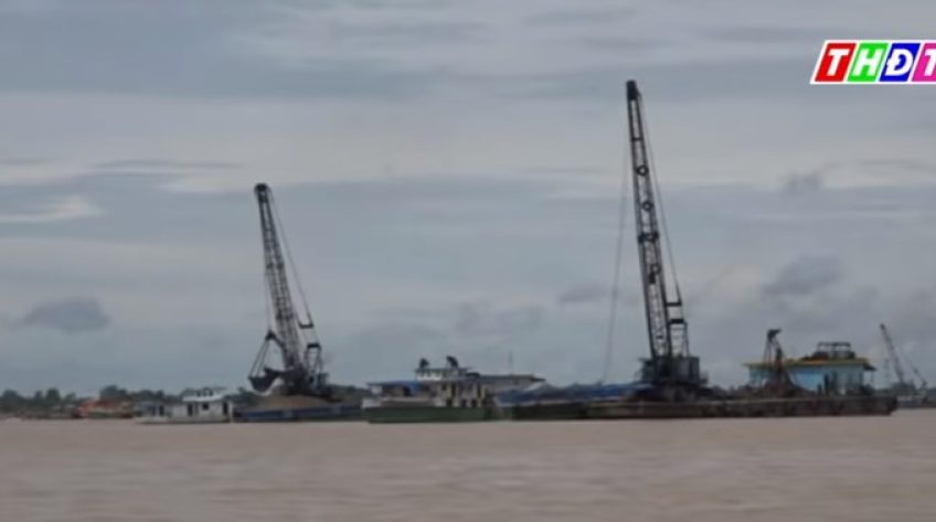Người dân lo sợ sạt lở vì khai thác cát