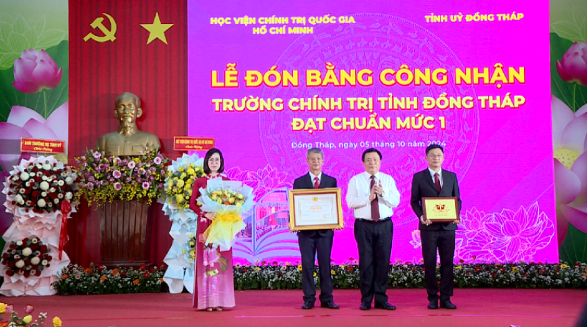 Trường Chính trị Đồng Tháp đón bằng công nhận đạt chuẩn mức 1
