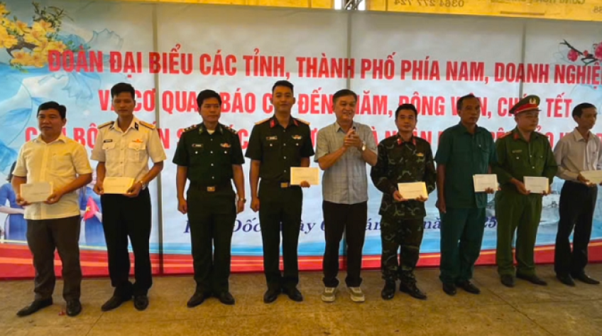 Đoàn công tác tỉnh Đồng Tháp chúc Tết quân, dân vùng biển Tây Nam
