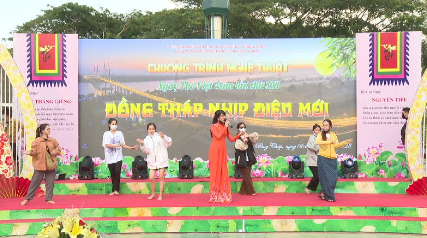 Đồng Tháp: Nhiều tiết mục phản ánh cuộc sống mới trong ngày thơ