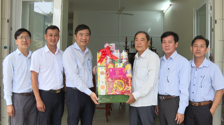 Chủ tịch UBND tỉnh Đồng Tháp chúc Tết các nguyên lãnh đạo tỉnh