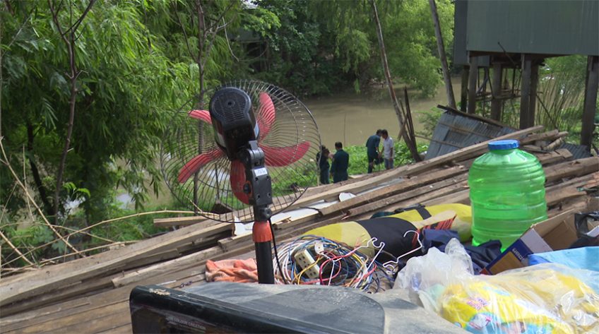 Nhà sập do giông lốc: Cả gia đình may mắn thoát nạn