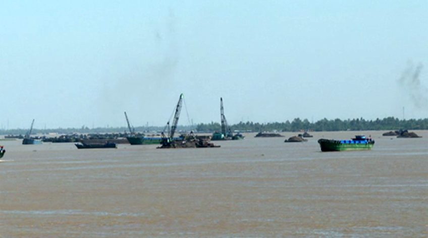 Kiểm hoạt động khai thác cát trên sông Tiền