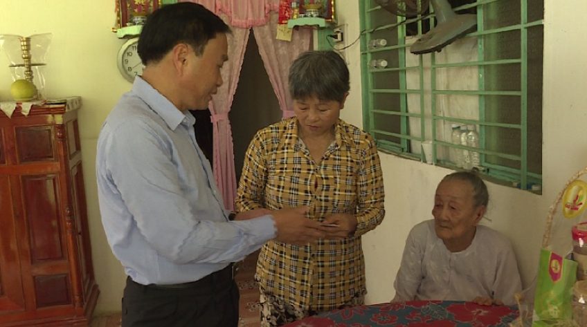 Chủ tịch UBND tỉnh chúc Tết mẹ VNAH, mẹ liệt sĩ và công nhân vệ sinh