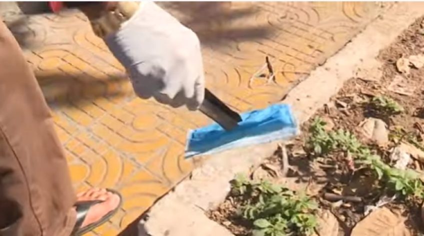 Cụ ông nhặt khẩu trang y tế rơi vãi nơi công cộng