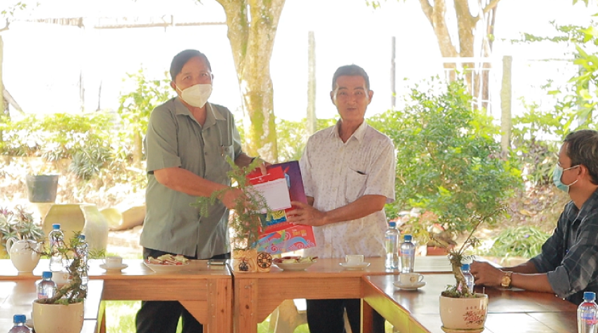 Thăm hội quán, tổ nhân dân tự quản, nông dân chuyên nghiệp