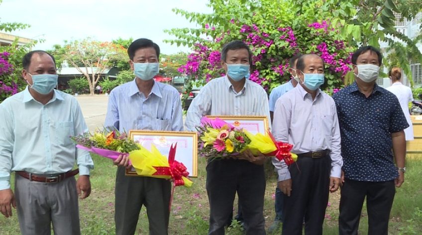 Tặng Bằng khen tập thể, cá nhân khu cách ly Trường Trung cấp Hồng Ngự