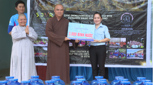 Thêm 3 ngàn bình nước từ Đồng Tháp trao tặng người dân Bến Tre