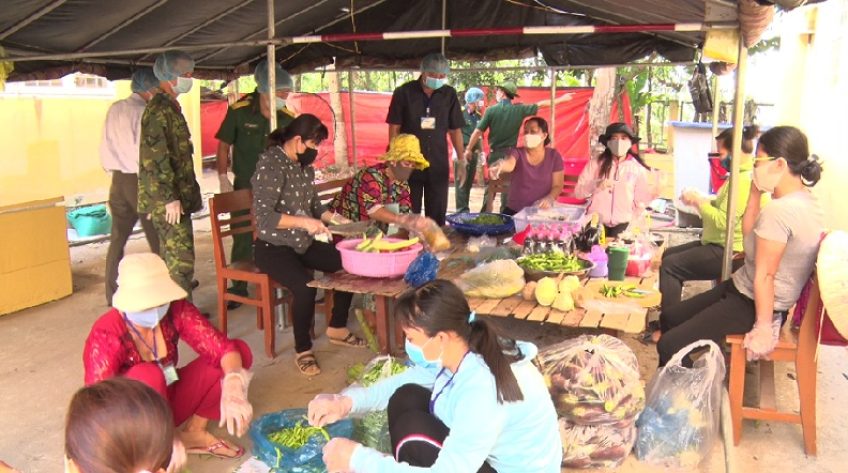 Mỗi ngày, gần 50 người tự nguyện phục vụ bếp ăn khu cách ly Trường Trung cấp Hồng Ngự