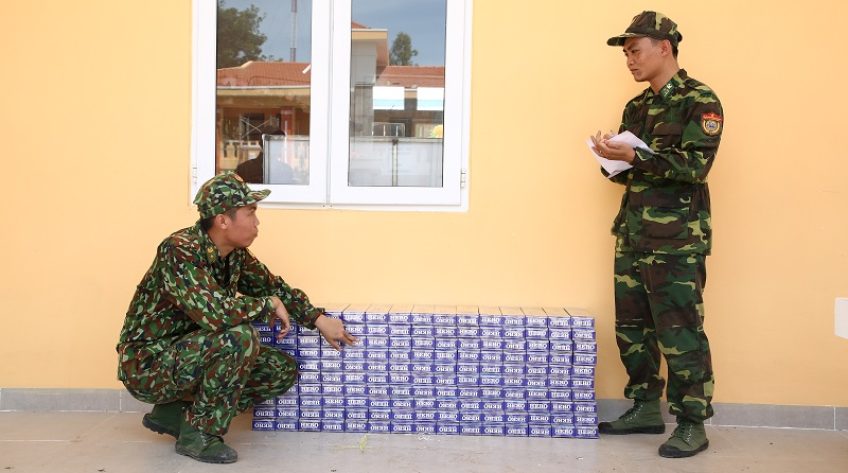 Tuần tra trong đêm, lực lượng biên phòng thu giữ 1.500 gói thuốc lá ngoại