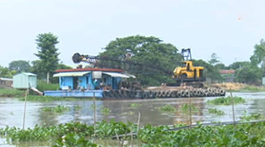 Xáng cẩu va gãy trụ điện