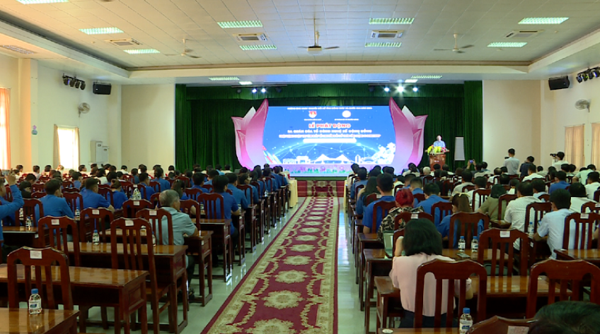 Đi từng ngõ, gõ từng nhà hướng dẫn người dân sử dụng dịch vụ, ứng dụng số