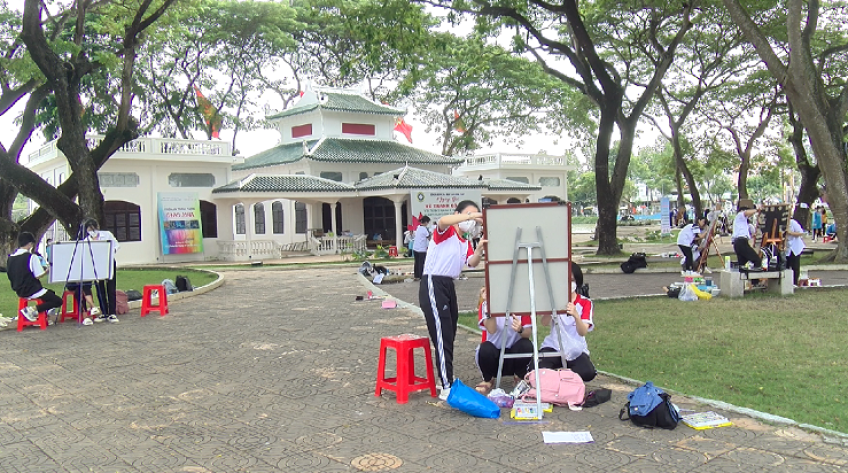 Học sinh thi vẽ tranh cổ động về môi trường