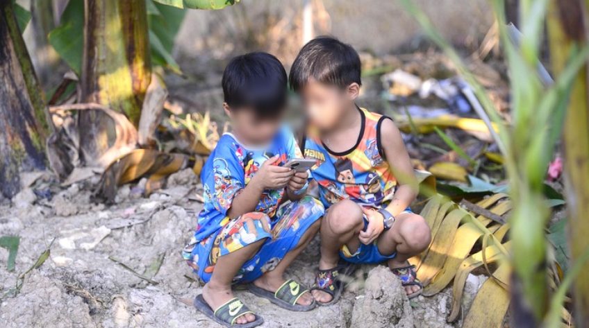 Không thể giao trẻ em cho mạng xã hội: Khi trẻ lớn lên ‘chín ép’