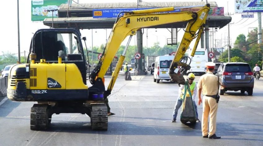 Bắt đầu tháo dỡ 2 trạm thu phí trên quốc lộ 51